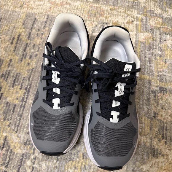 On Cloud cloudrunner woman’s Black and Gray Shoes - Picture 2 of 9